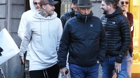 纳因格兰米兰街头漫步 硬汉本色尽显时尚风采