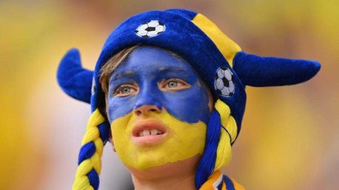 斑斓欧洲杯：十六强球迷的国旗彩绘与热血面孔