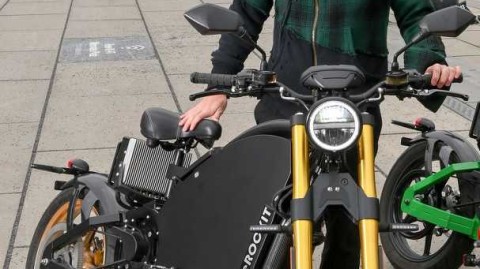 柏林联球星克鲁斯街头试驾“电火箭”，这款脚蹬摩托太拉风