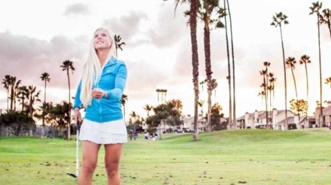 夕阳下的挥杆诗篇青春活力与绿茵之美的交响