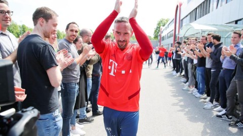 致敬传奇：罗本、里贝里与拉菲尼亚的拜仁告别之夜