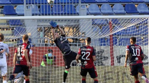 撒丁岛的闷平，保级路上的珍贵一分：卡利亚里与莱切的惨烈厮杀