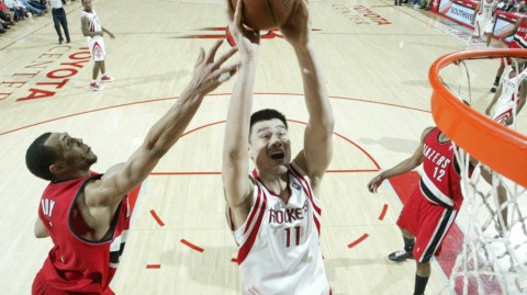 回溯经典对决姚明力扛奥登罗伊火箭精神永不灭