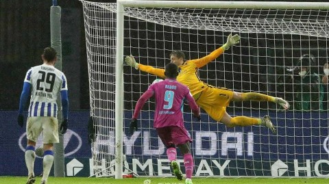 柏林奥林匹克球场的寒夜霍芬海姆用三球驱散阴霾