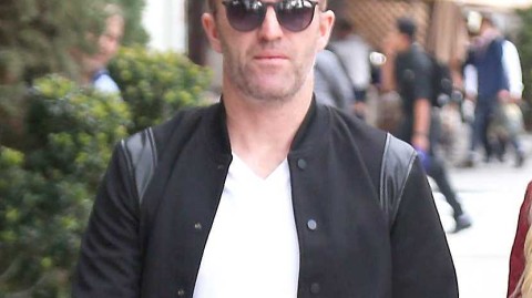 硬汉柔情：爱尔兰传奇罗比·基恩与爱妻街头漫步，演绎最萌时尚反差