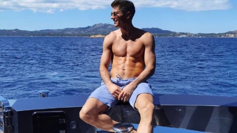 莱万海边度假大秀雕塑级腹肌，完美身材引爆球迷热议