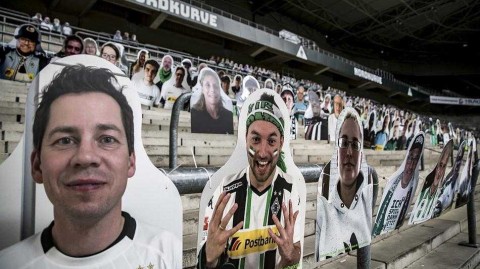 寂静球场的温暖身影：门兴球迷与他们的“虚拟”助威团