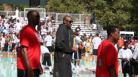 科比2026洛克公园现场教学：全黑战靴引爆小球员气势