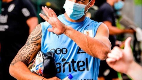 孤胆英雄的短暂停歇：乌拉圭射手苏亚雷斯遭遇新冠无声侵袭