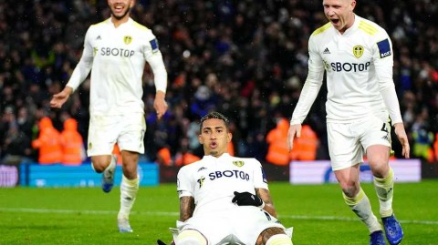 埃兰路球场的补时狂欢：拉菲尼亚点射绝杀，利兹联险胜水晶宫