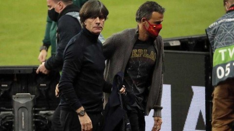 塞维利亚噩梦夜：勒夫的微笑与绝望，定格在德国队六球惨案前后