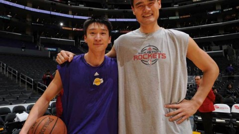 时光回溯：姚明与孙悦NBA赛场的中国德比温情瞬间