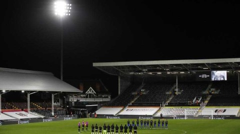 百岁老兵汤姆·摩尔：球场掌声与国民心中的永恒灯塔