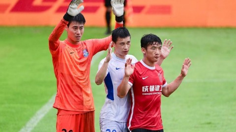 凤凰山四万人大合唱！西南德比蓉城2-1逆转玉昆豪取四连胜 19分继续领跑