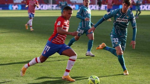 格拉纳达完美一夜：索尔达多梅开二度照亮新卡梅内斯球场