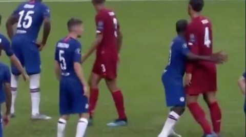 绿茵场上的别样柔情：当坎特温柔环绕范戴克