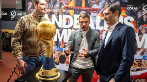 波多尔斯基跨界助阵手球盛事，威斯特法伦激情飞扬