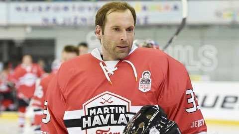 捷克足球传奇的冰上新征程：切赫退役后变身冰球门神