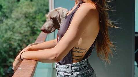 巴萨新星与他的璀璨恋人：阿莱尼亚与加伊莎的足坛爱恋