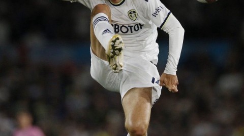 英超对决夜空下的较量 利兹联与埃弗顿激战成和