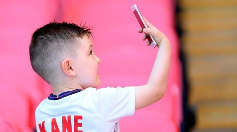 欧洲杯赛场的纯真力量：那些萌化人心的“小鬼球迷”