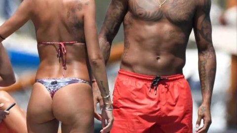 浪人情歌：前巴萨悍将携美妻撒丁岛度假，深情一吻破分手传言