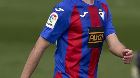 西甲焦点战：阿森西奥与本泽马双星闪耀，皇马主场2比0力克埃瓦尔