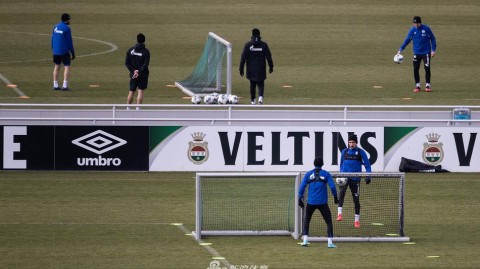 蓝白矿工的抗争与传承：疫情阴影下的沙尔克04