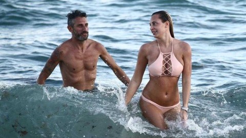 意甲女神弗兰西斯卡·布拉姆比拉迈阿密海滩绽放粉色魅力