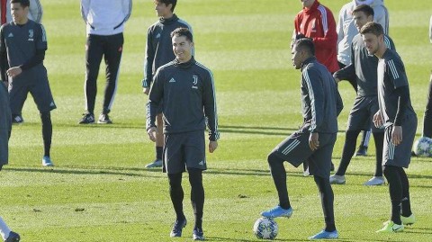 尤文图斯欧冠小组赛前最后一练，C罗全情投入心情大好