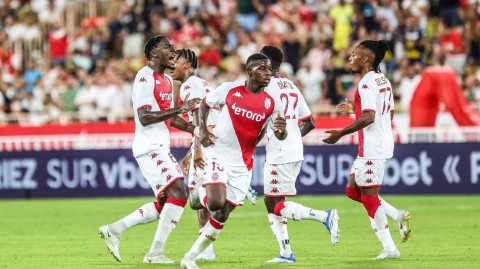 欧冠之夜：摩纳哥与埃因霍温的绿茵博弈