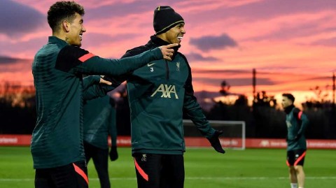 埃利奥特伤愈回归 利物浦训练场欢声笑语备战英超