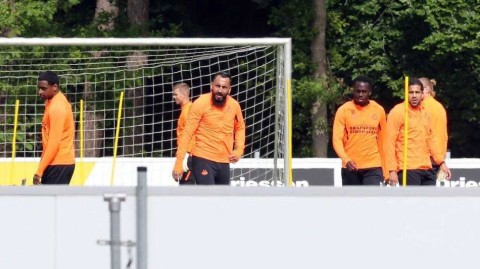 疫情下的足球孤岛：埃因霍温队的1.5米防线与绿茵坚守