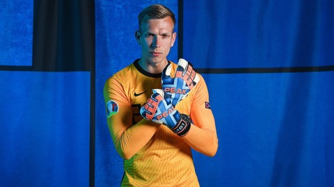 荷兰队拍摄欧洲杯官方定妆照，维纳尔杜姆领衔郁金香军团静待绽放