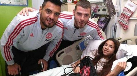 红魔冬日暖人心 曼联球员医院探访传递节日温情