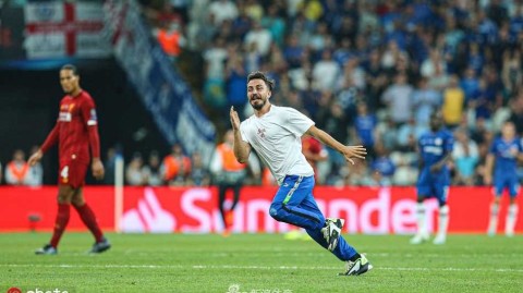 滑跪少年“帅不过三秒”：欧洲超级杯上的尴尬一刻