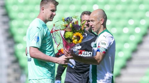 罗本温情献花帕特 定格绿茵场动人瞬间