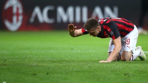 AC米兰意杯遭拉齐奥淘汰 神锋懊恼捶地憾别决赛