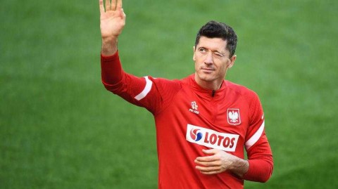 格但斯克阳光下的白鹰：莱万俏皮瞬间与波兰欧洲杯赛前最后冲刺