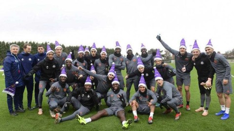 紫色圣诞帽下的温暖：安德莱赫特队寒冬里为患病球迷点亮希望