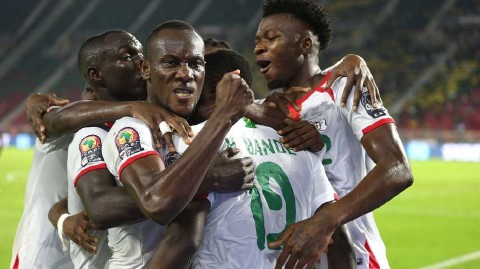 奥莱姆贝球场之夜：青鲨折戟公马奔腾