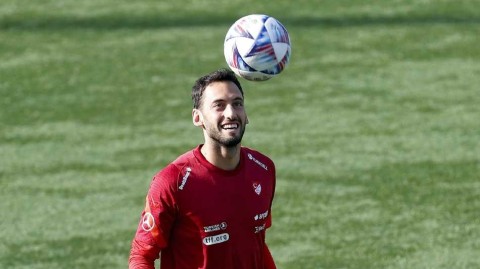 土耳其备战欧国联恰尔汗奥卢领衔训练营