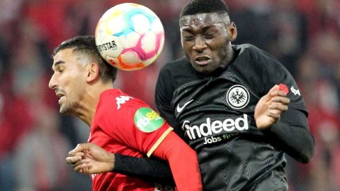 德甲赛场激战平局 美因茨法兰克福握手言和