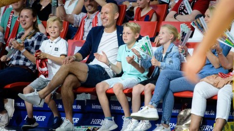 罗本携爱子观战拜仁篮球赛获赠定制球衣笑容满面