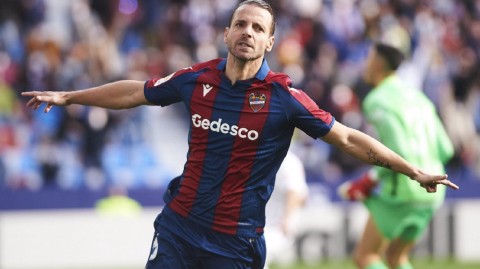 西班牙传奇射手索尔达多正式挂靴告别绿茵场