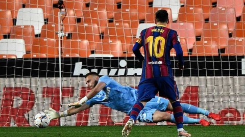 梅开二度+任意球绝技！巴萨客场3-2逆转瓦伦西亚，留住争冠希望