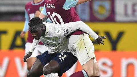 特富摩尔雨夜蓝月当空：斯特林双响炮引领曼城大胜伯恩利晋级