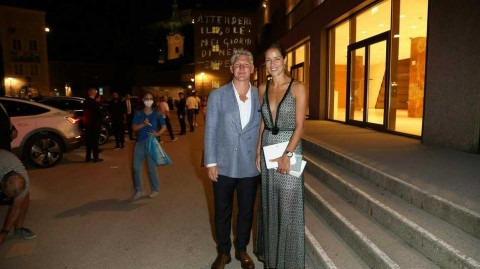 巴斯蒂安与安娜的萨尔斯堡之夜：当足球传奇邂逅歌剧艺术