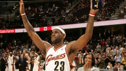 2026季后赛传奇时刻：詹姆斯霸气封盖与新星崛起诠释时代传承