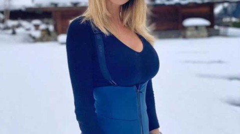 意甲因疫情停摆按下暂停键 美女主持迪莱塔抓住间隙独享阿尔卑斯雪景